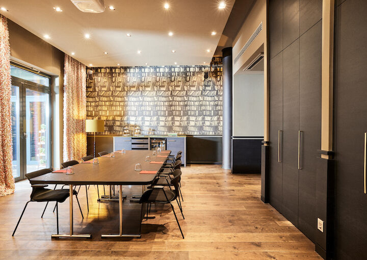 Clubroom M meeting room with block seating layout