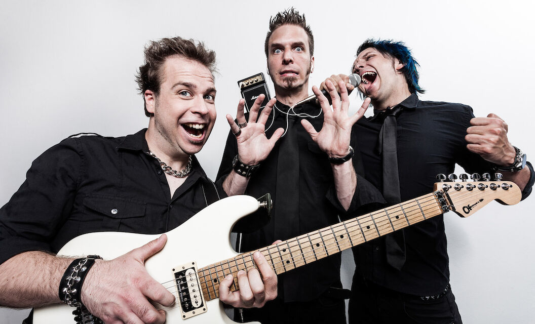 Bandfoto der Hamburger Trio-Band „Tripod“ mit weißem Bass