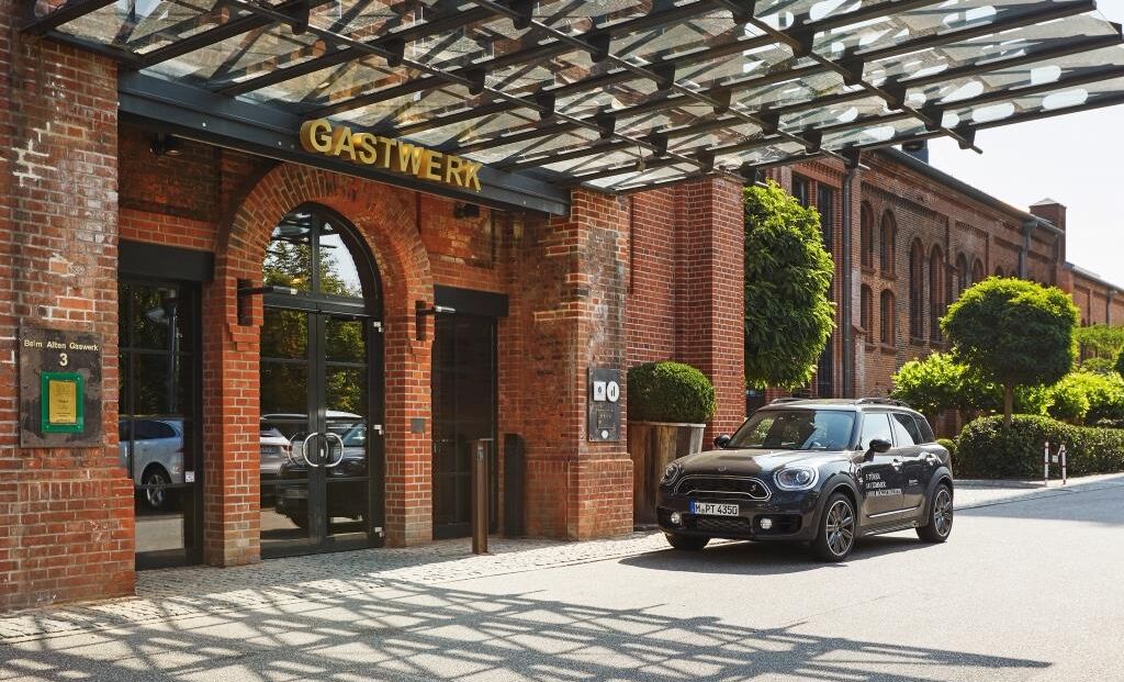 Eingangsbereich des Gastwerk Hotels Hamburg mit parkendem Auto davor