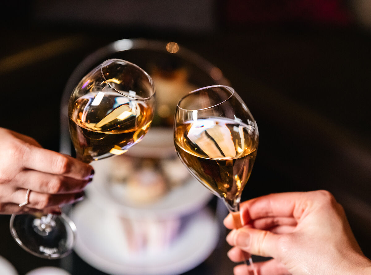 Champagner Zwei Gläser Champagner beim feierlichen Anstoßen