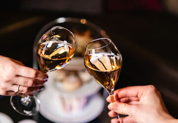 Zwei Gläser Champagner beim feierlichen Anstoßen