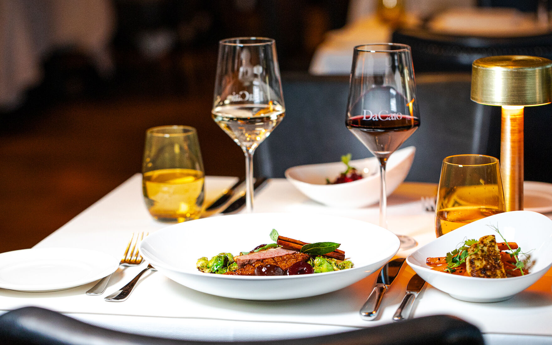 Tisch Table set with food, wine and water in the DaCaio Restaurant