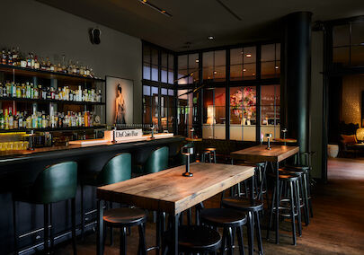 The George Hotel Hamburg Bar Dacaio 03 High tables in front of the bar with lobby view behind