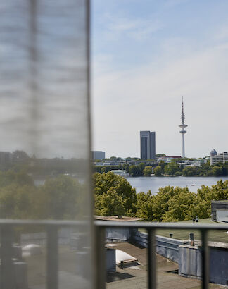 Aussicht auf die Außenalster sowie die Skyline Hamburgs