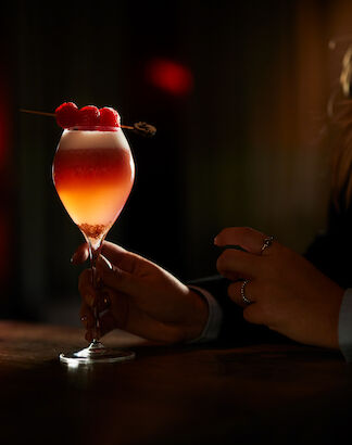 Drink im Gegenlicht samt mystischer Atmosphäre in der DaCaio Bar