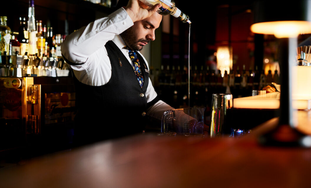The George Hotel Hamburg Bar Dacaio Moods 07 Bartender preparing a cocktail at the DaCaio bar