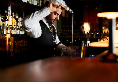 The George Hotel Hamburg Bar Dacaio Moods 07 Bartender preparing a cocktail at the DaCaio bar