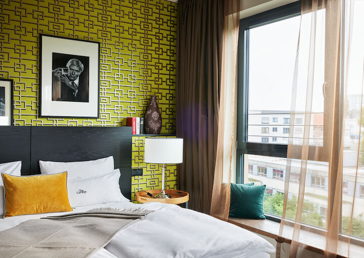 The George Hotel Hamburg Zimmer Juniorsuite 03 Headboard of double bed with window in the Junior Suite