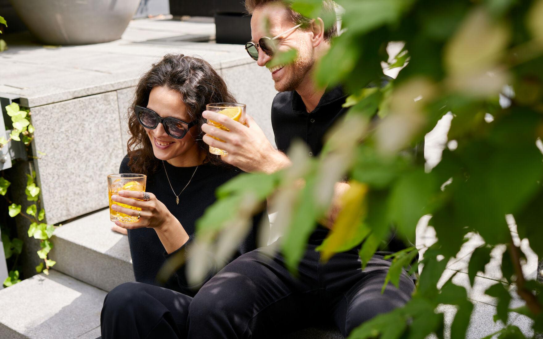 The George Hotel Hamburg Garden People 04 A Couple enjoys drinks in The George Garden