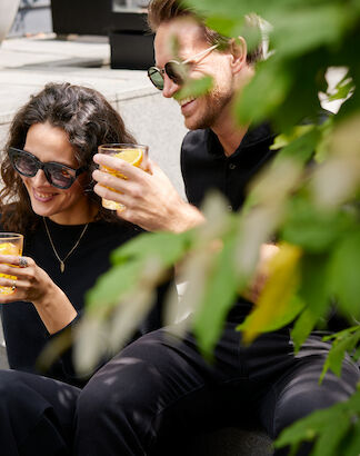 Ein Pärchen genießt Drinks im Buchwerk Garden