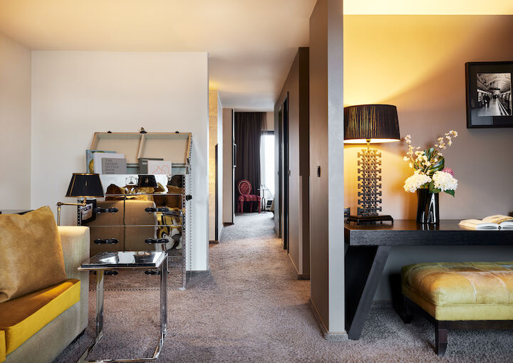 Lounge and writing desk in the George Suite