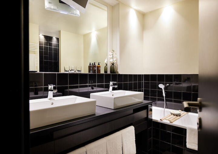 Two sinks and a bathtub in The George Suite