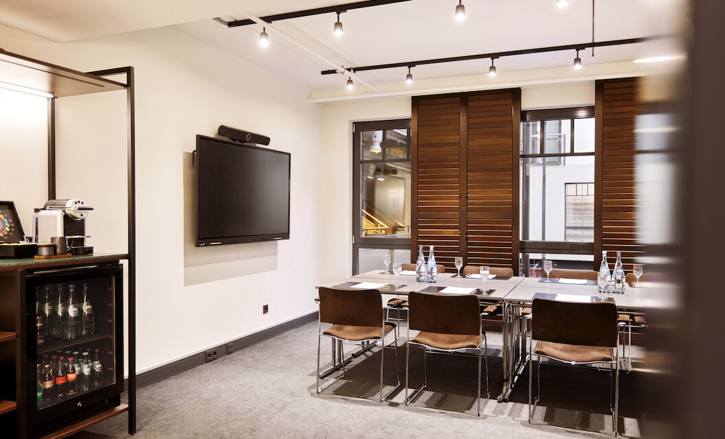 Atrium 2: Block-Bestuhlung, Smartboard an der Wand