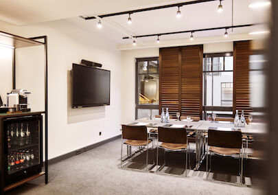 Atrium 2: Block-Bestuhlung, Smartboard an der Wand