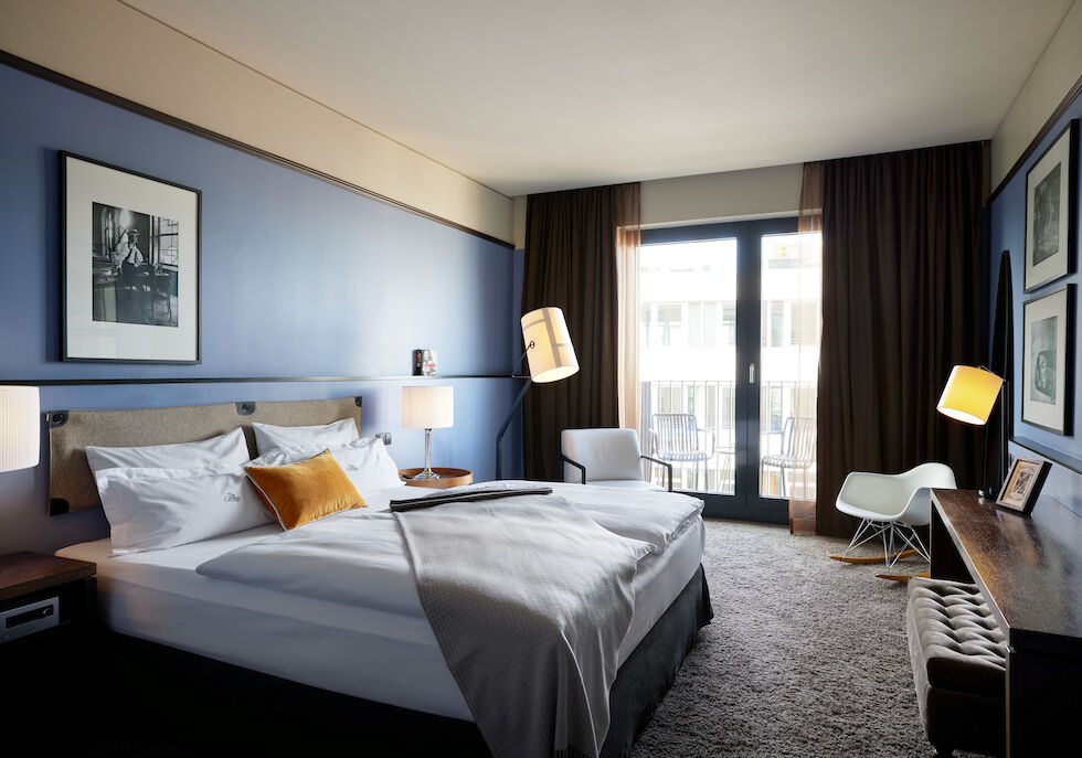 The George Hotel Hamburg Zimmer M Room 01 Double bed with gray bedspread and mustard cushion in the M-Room
