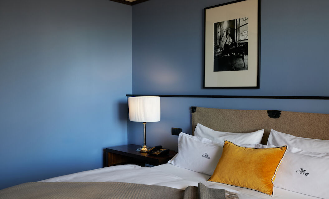 Double bed with nightstand and lamp in M Room