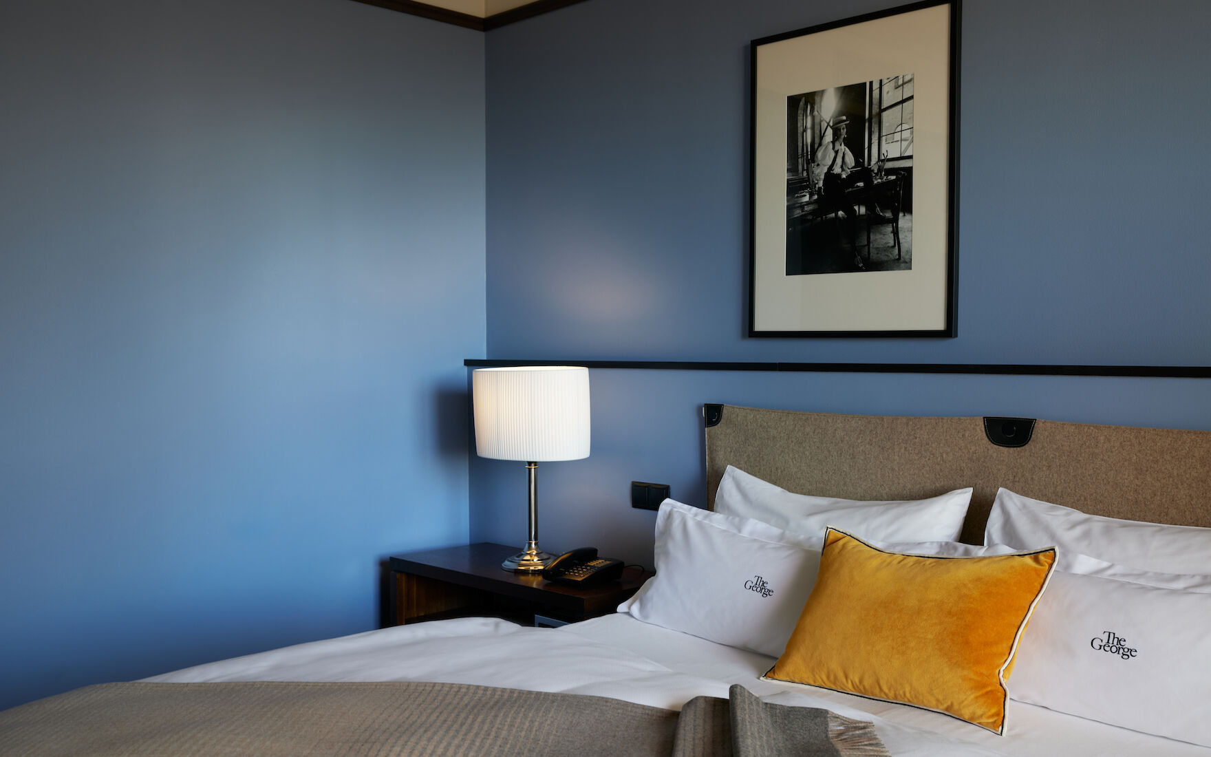 Double bed with nightstand and lamp in M Room