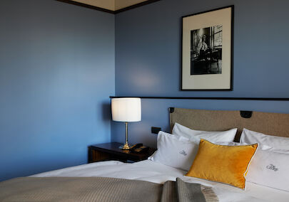 Double bed with nightstand and lamp in M Room