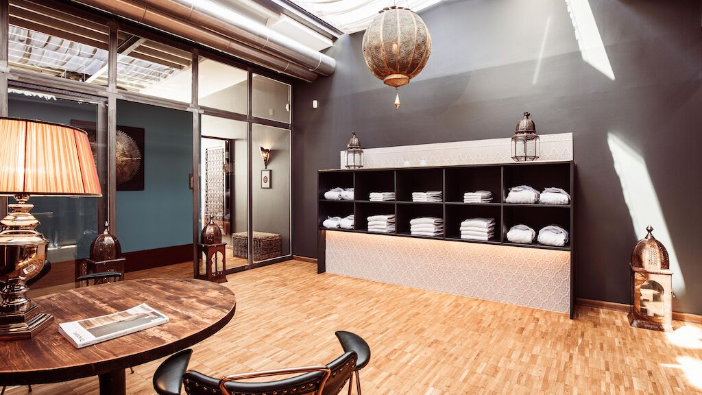 Vorraum des Cosy Spa, Bademäntel und Handtücher liegen im Regal