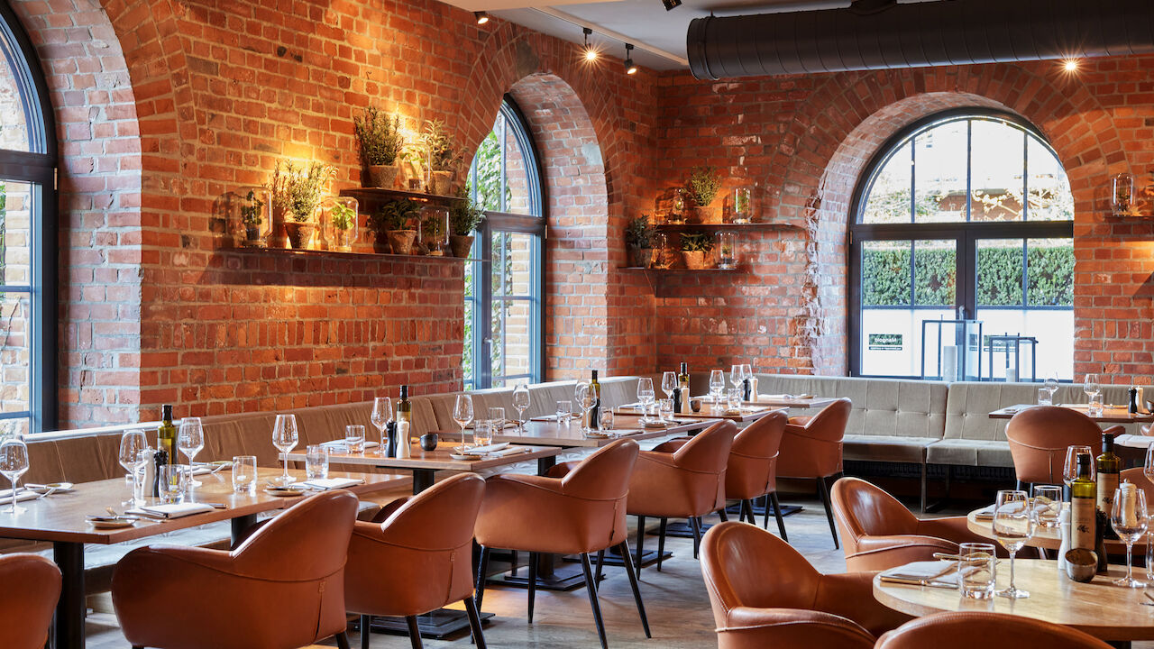 Backsteinwände prägen das warme Ambiente im Restaurant Mangold