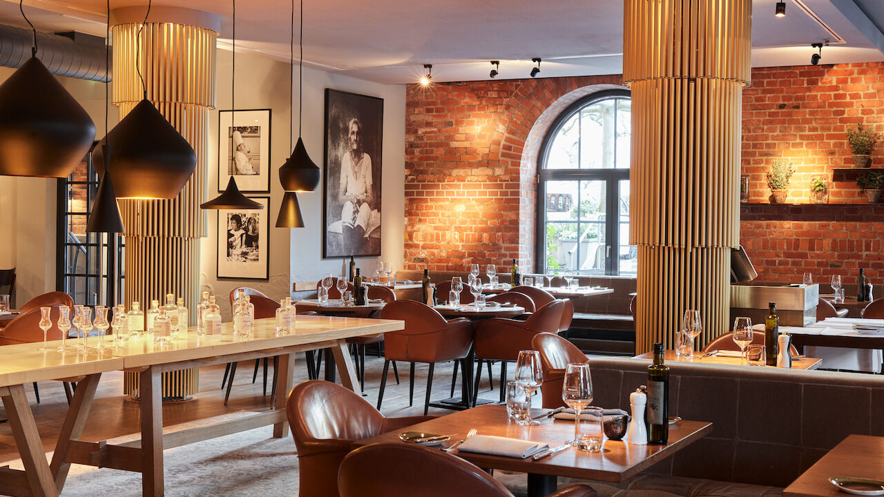 Restaurant Mangold mit Backsteinwand und langem Tisch links