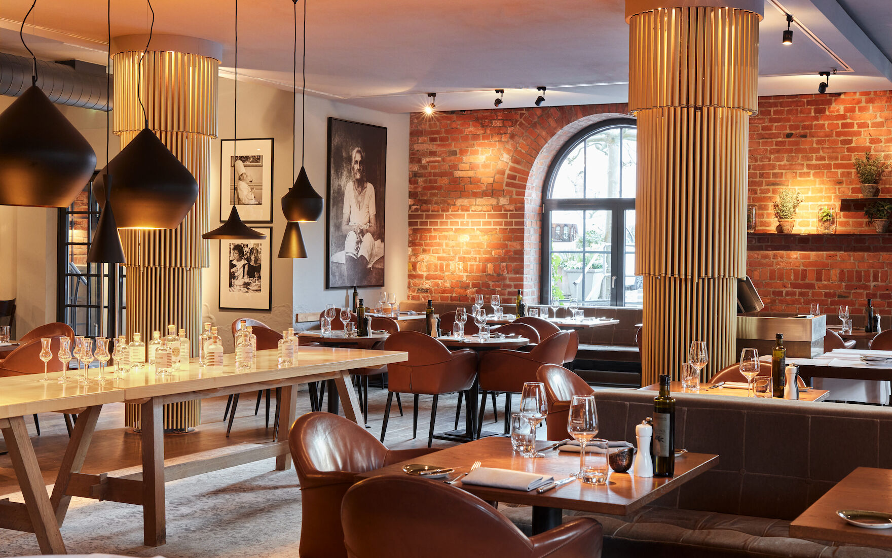 Restaurant Mangold mit Backsteinwand und langem Tisch links