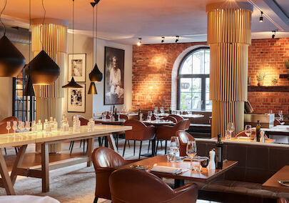 Restaurant Mangold mit Backsteinwand und langem Tisch links