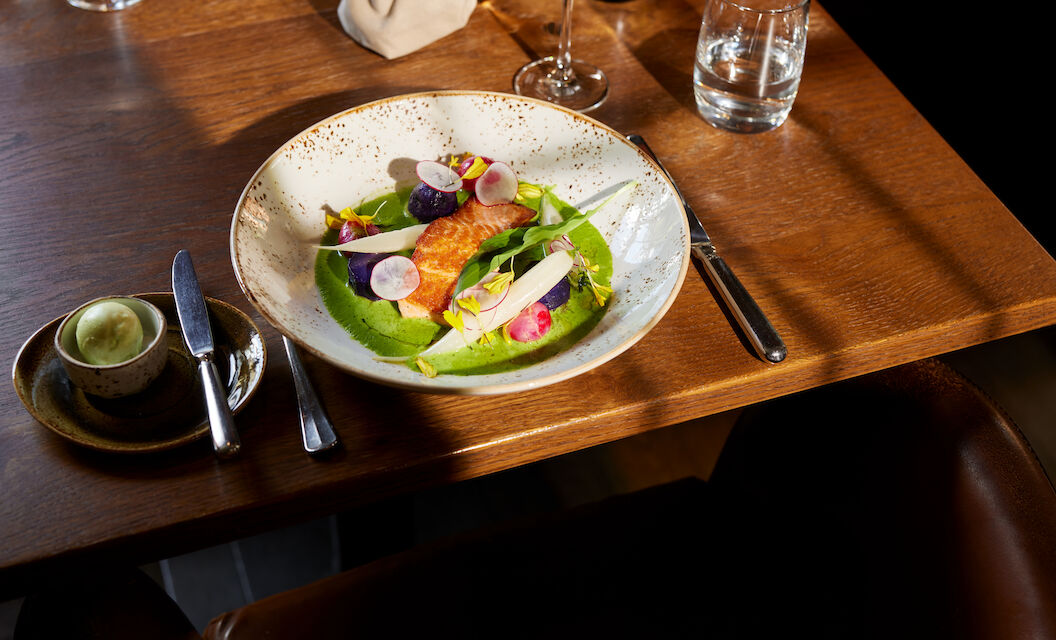 Gebratener Lachs mit regionalem Gemüse im Restaurant Mangold