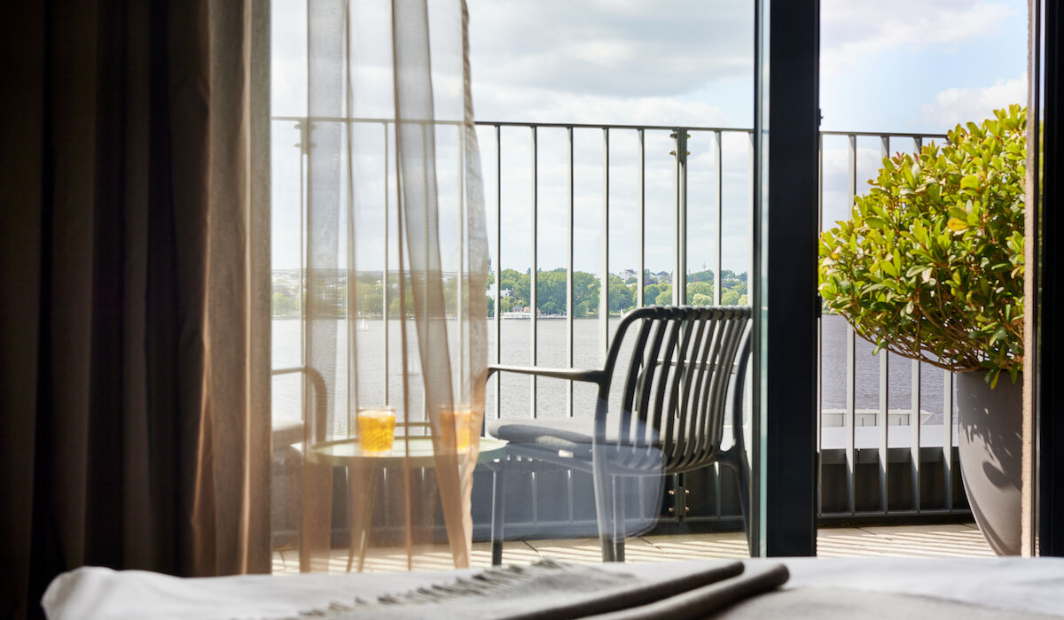 Ausblick von Balkon samt Möbeln auf die Außenalster