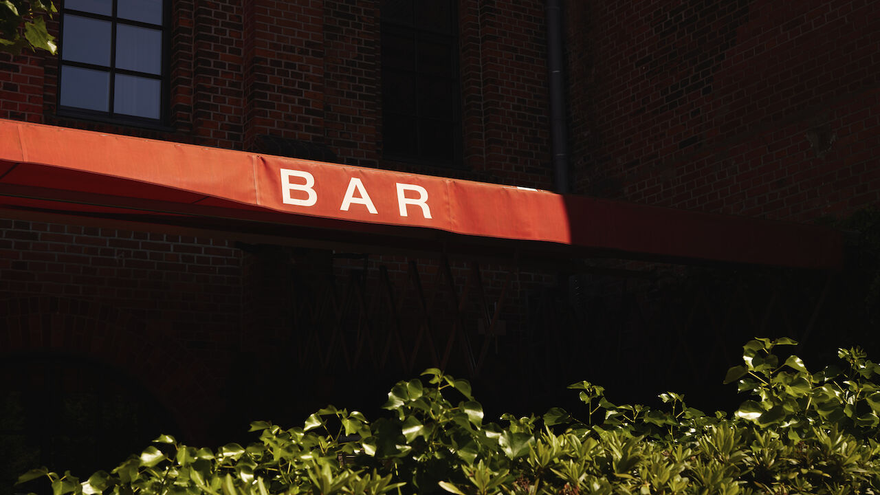 Außenaufnahme der Bar Mangold mit Markise