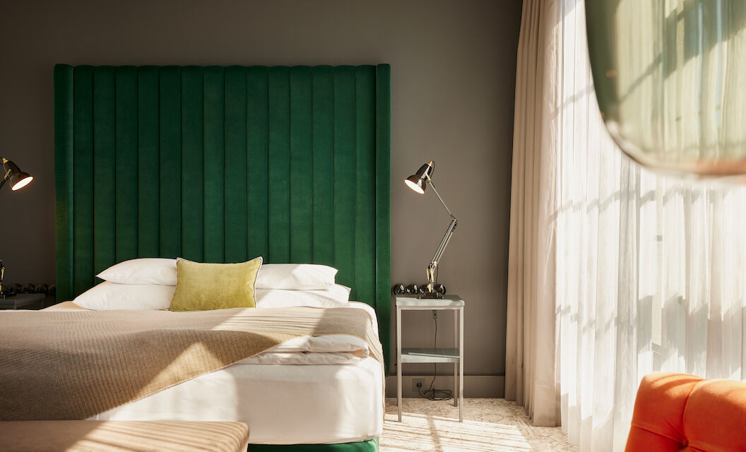 Sonniges M Loft Superior mit Bett, Nachtisch und Fensterfront