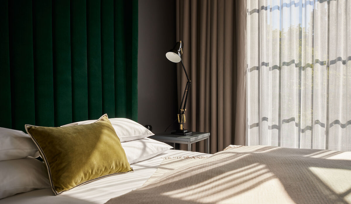 Gastwerk Hotel Hamburg M Loft Superior 03 Sonnenschein fällt durch die großen Fenster auf das Bett im Loft