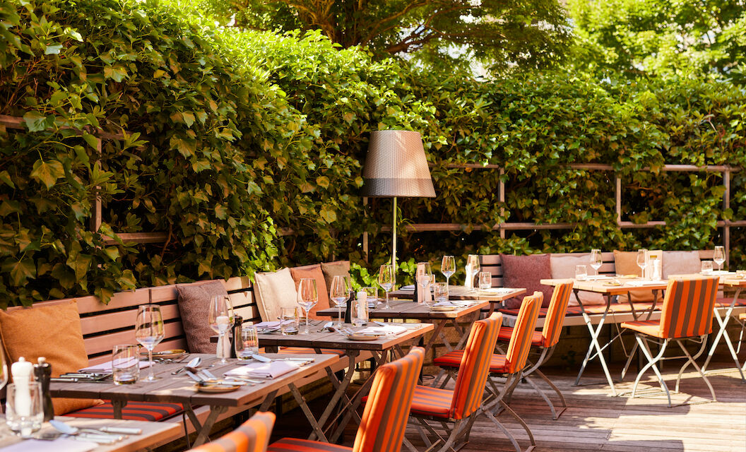 Terrasse des Restaurant Mangolds mit vielen Sitzgelegenheiten