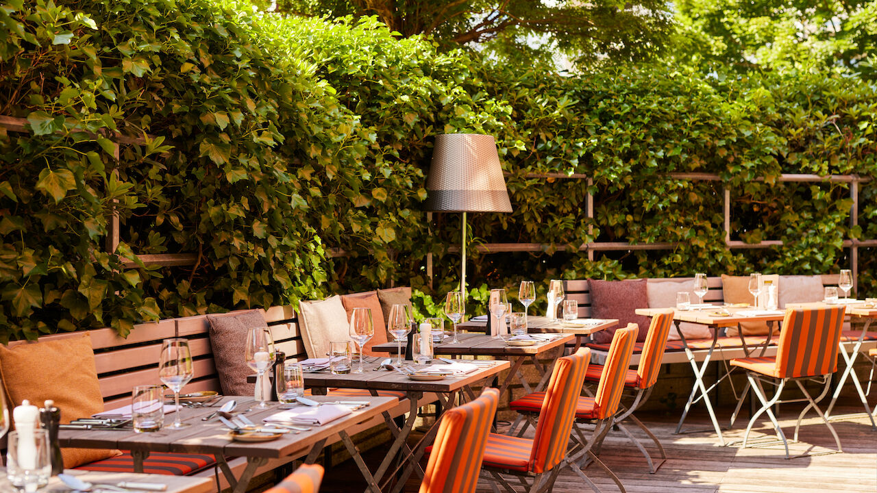 Terrasse des Restaurant Mangolds mit vielen Sitzgelegenheiten