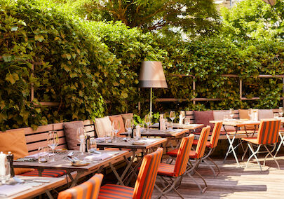 Terrasse des Restaurant Mangolds mit vielen Sitzgelegenheiten