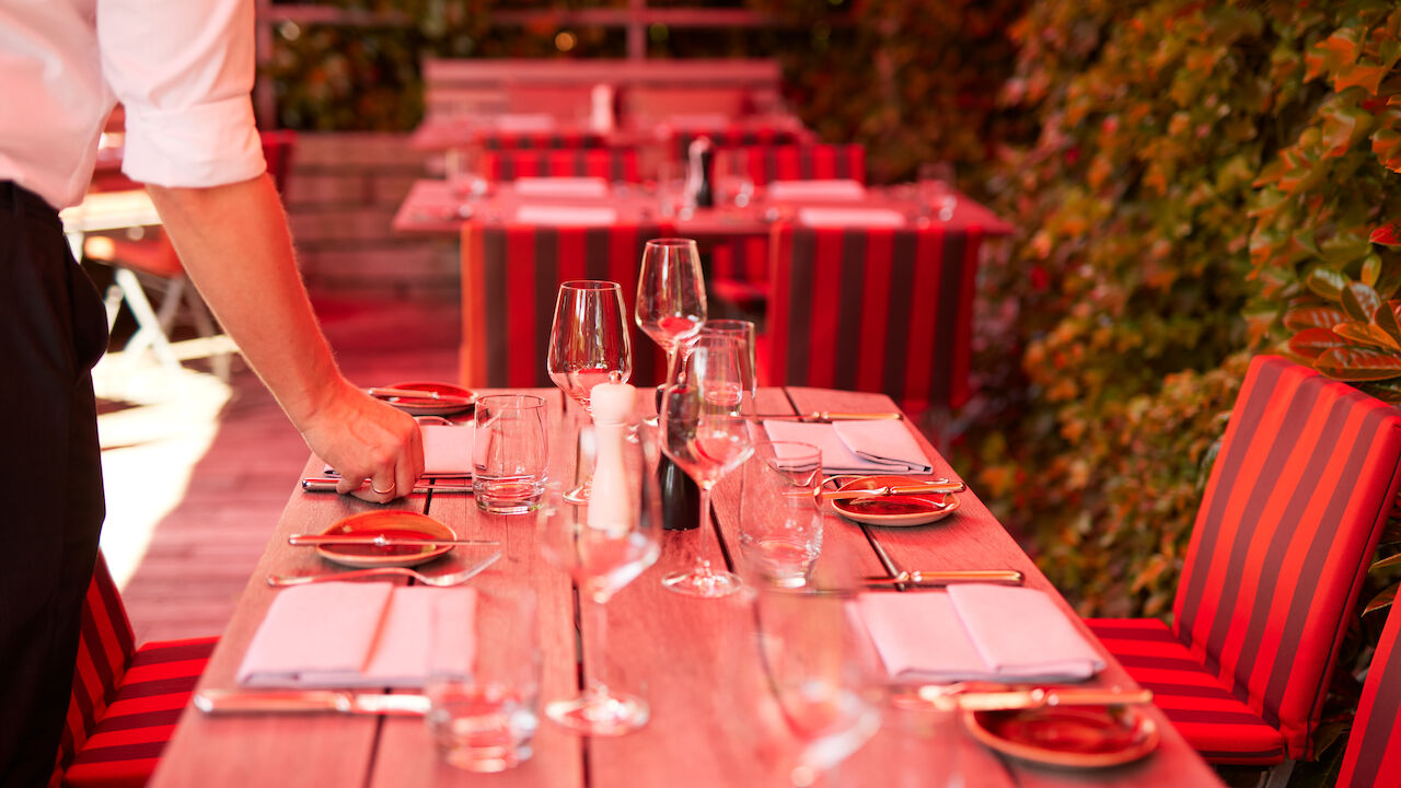 Eingedeckter Tisch auf der Terrasse des Restaurant Mangolds