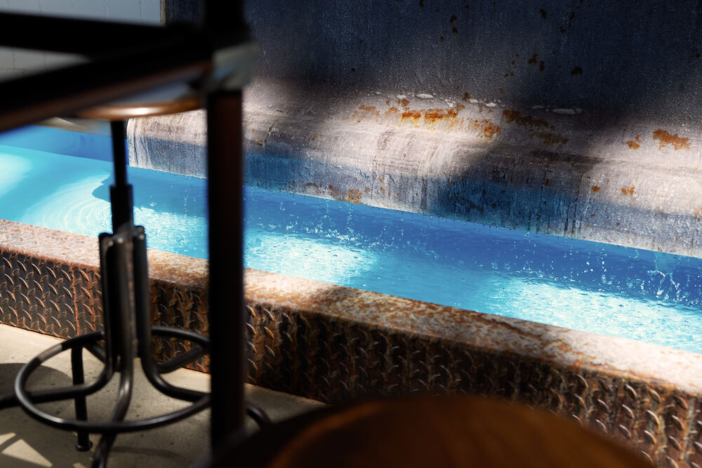 Detailaufnahme des Wasserspiels im Gastwerk Hotel