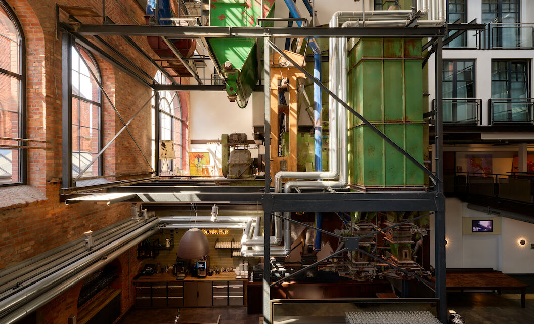 Industriemaschine im Sonnenlicht im Gastwerk Hotel Hamburg mit Artroom im Hintergrund