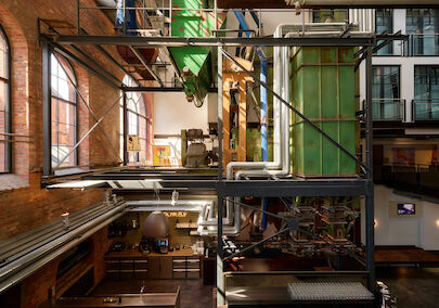 Industriemaschine im Sonnenlicht im Gastwerk Hotel Hamburg mit Artroom im Hintergrund