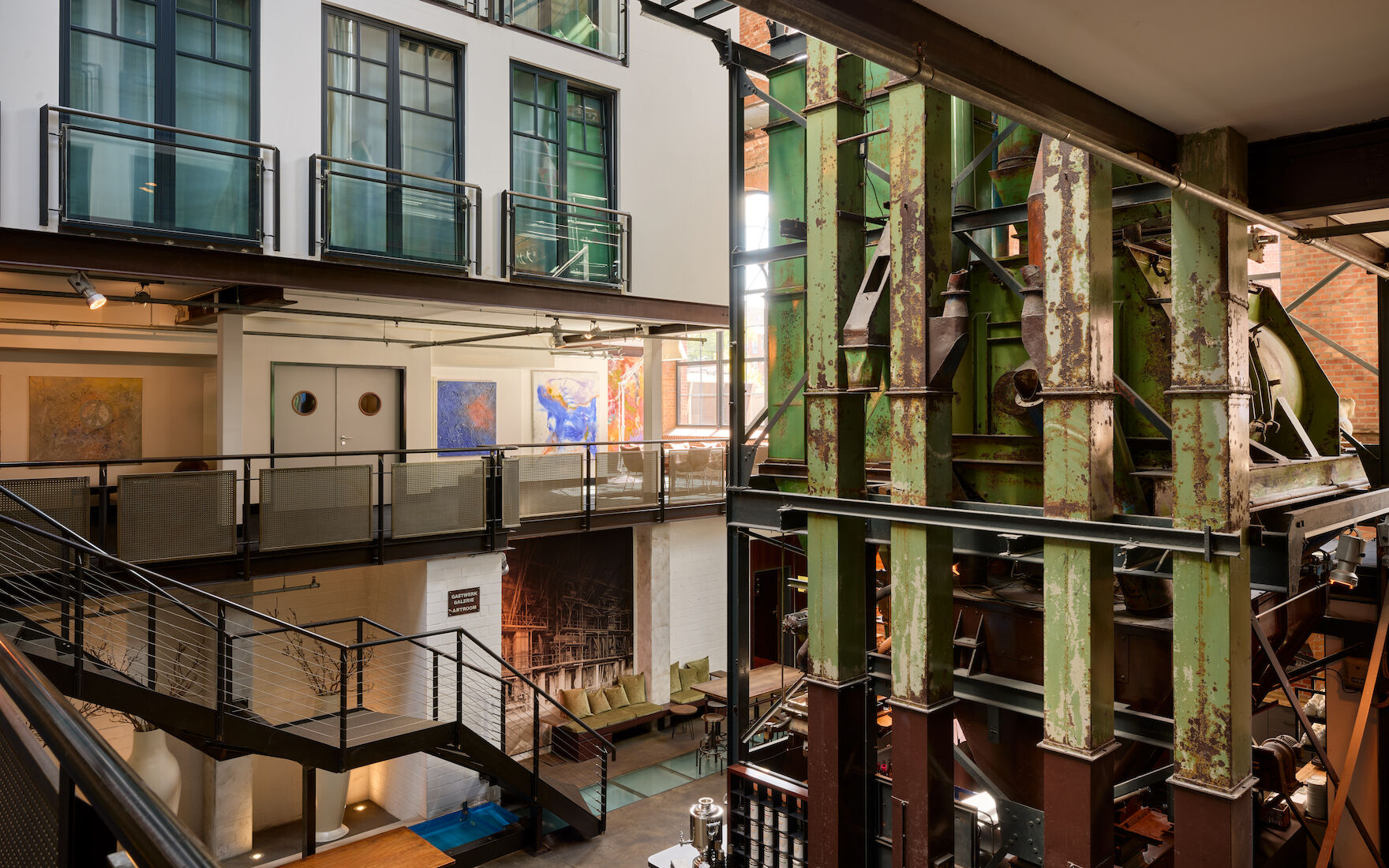 Denkmal Halle im Gastwerk Hotel Hamburg mit Industriemaschine im Vordergrund und offenen Flächen im Hintergrund
