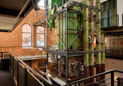 Lichtdurchflutete Denkmal Halle im Gastwerk Hotel Hamburg mit Industrie-Maschine im Vordergrund