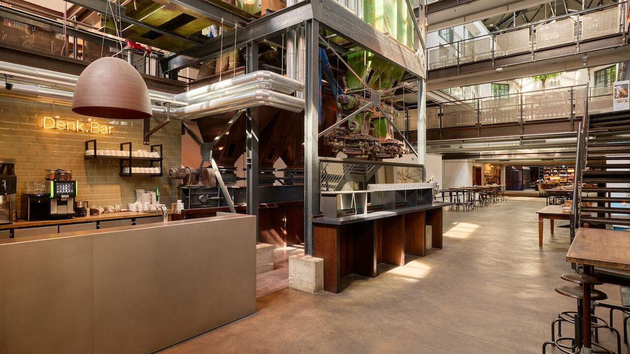 Denkmal Halle im Gastwerk Hotel Hamburg mit Industriemaschine und integrierter Denk.Bar