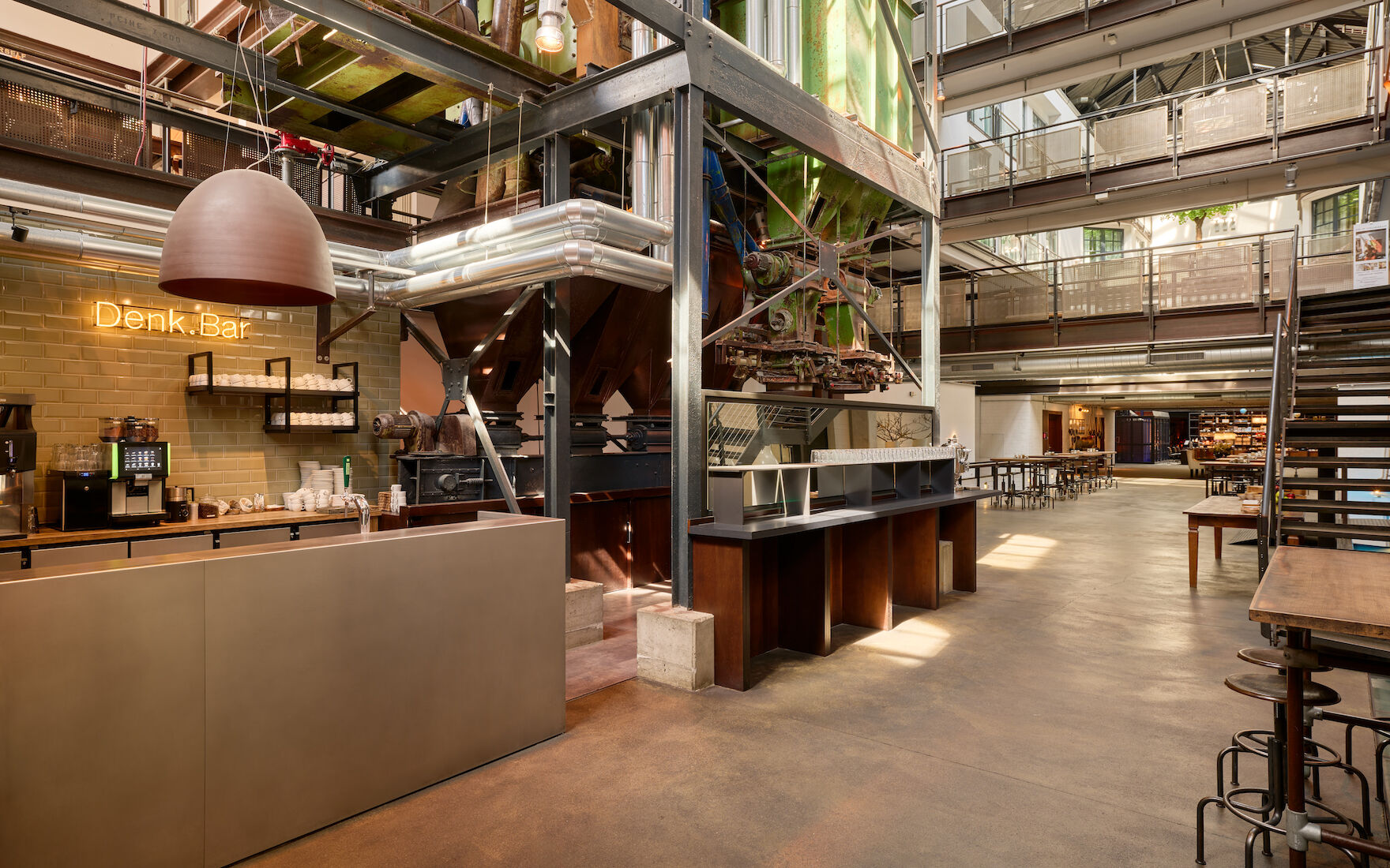 Denkmal Halle im Gastwerk Hotel Hamburg mit Industriemaschine und integrierter Denk.Bar