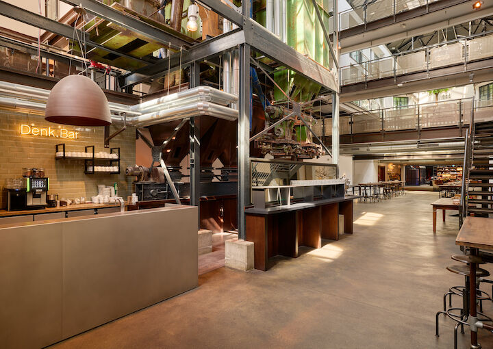 Denkmal Halle im Gastwerk Hotel Hamburg mit Industriemaschine und integrierter Denk.Bar
