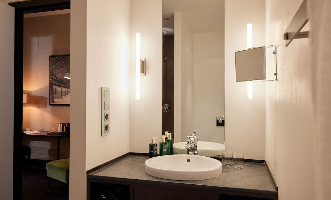 Badezimmer im Zimmer M Loft des Gastwerk Hotel Hamburg mit moderner Ausstattung