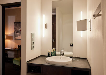 Badezimmer im Zimmer M Loft des Gastwerk Hotel Hamburg mit moderner Ausstattung