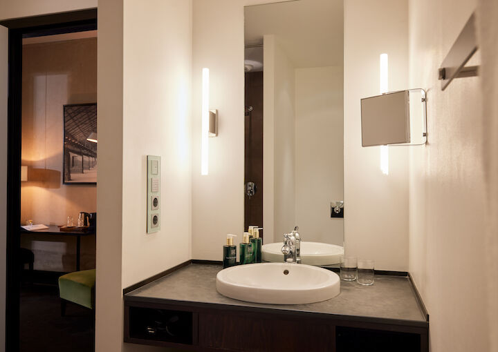 Badezimmer im Zimmer M Loft des Gastwerk Hotel Hamburg mit moderner Ausstattung