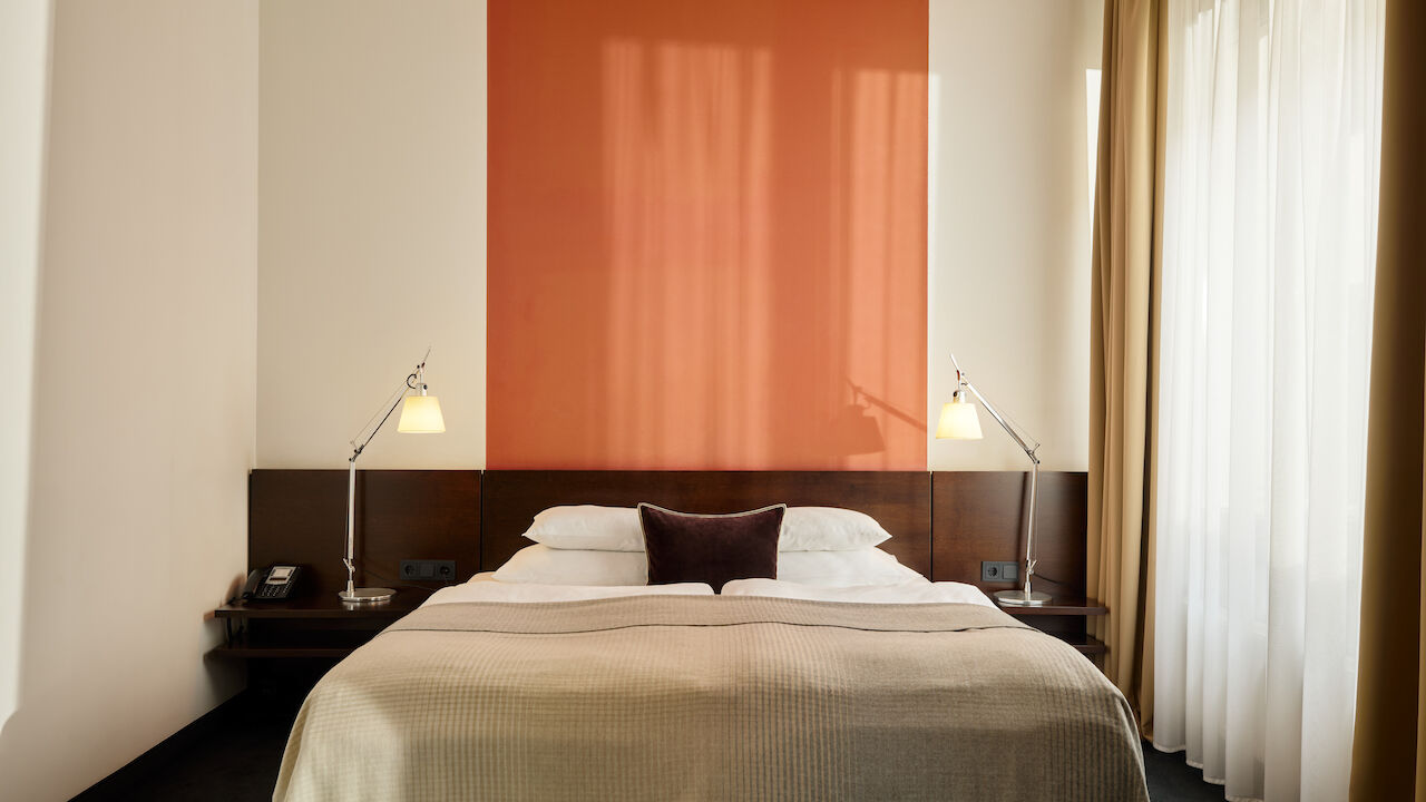 Gastwerk Hotel Hamburg Zimmer M Loft 016 01 Zimmer M Loft im Gastwerk Hotel Hamburg mit frontalem Blick auf das Bett und zwei Nachttische