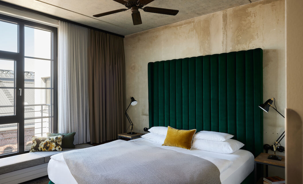 Seitlicher Blick im M Loft Superior im Gastwerk Hotel Hamburg auf Bett und Deckenventilator
