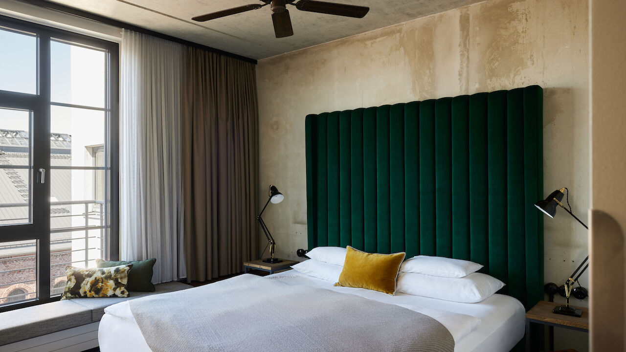 Seitlicher Blick im M Loft Superior im Gastwerk Hotel Hamburg auf Bett und Deckenventilator